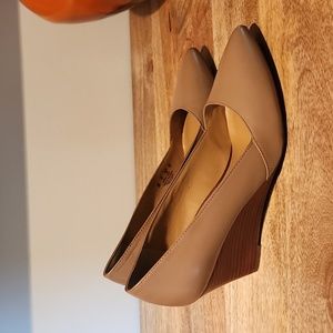 8M Franco Sarto Taupe Leather Wedge Pump